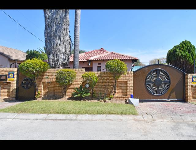 3 BEDROOM HOUSE FOR SALE IN LOMBARDY EAST